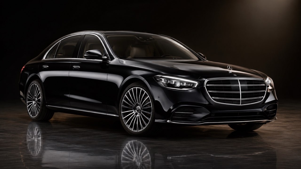 Black luxury SUV for Barrie airport transfers — Pearson GTA Limo